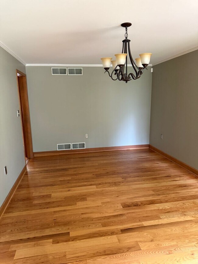 Building Photo - 1531 E Strohm Dr