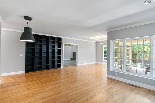 Building Photo - Contemporary Home in Desirable Community C...