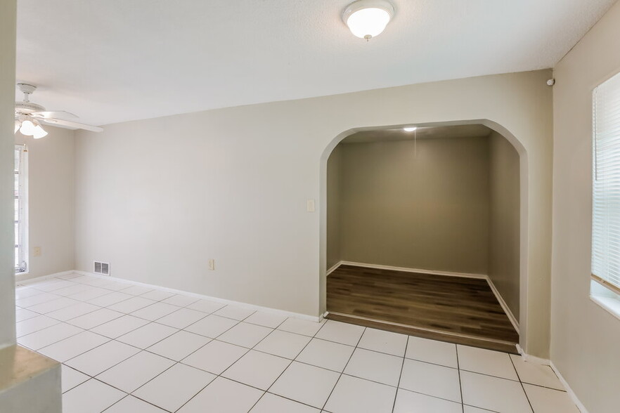 Building Photo - 6885 NW 27th Ct