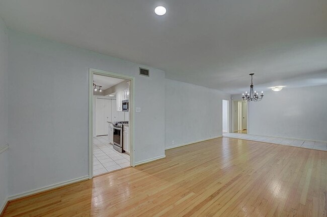 Building Photo - 806 Westwood Dr