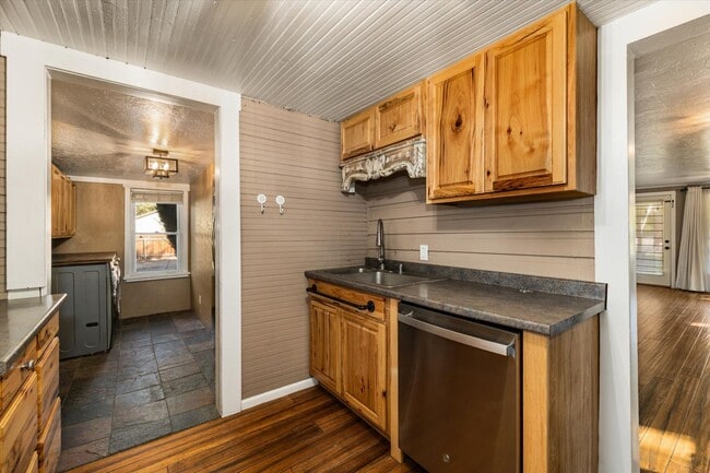 Building Photo - Charming Country Home on 1 Acre – 2 Bed, 1...