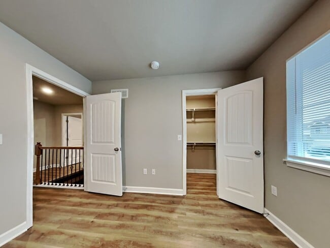 Building Photo - Spacious 3-Bedroom Home with Hardwood Floors & Patio in Blue Springs, MO