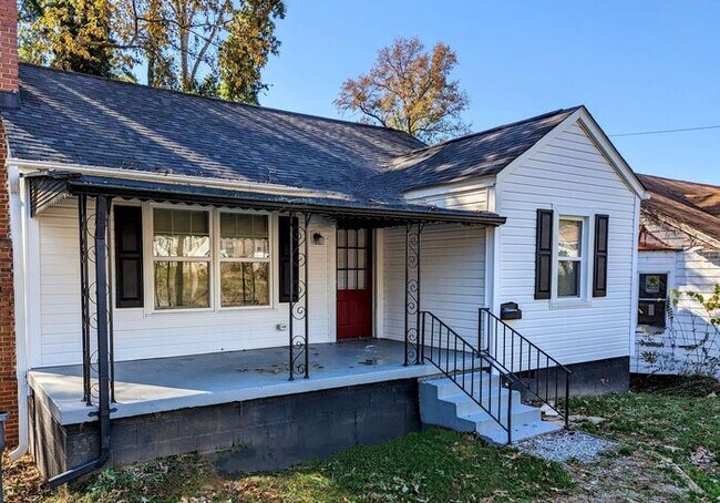 Primary Photo - Newly Updated 2 bedroom home Near Downtown...