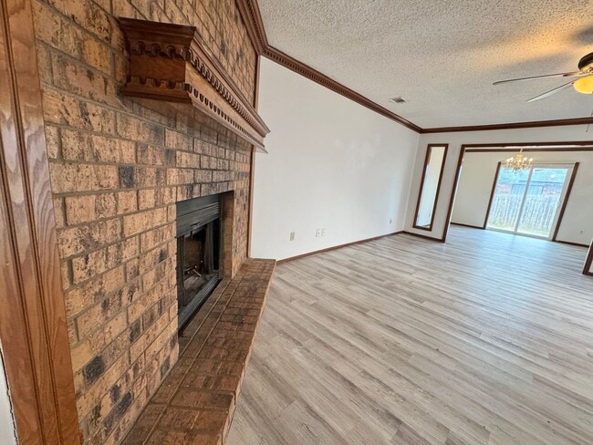 Building Photo - 3 Bed 2 bath!