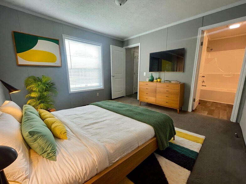 Building Photo - 16185 Notre Dame St