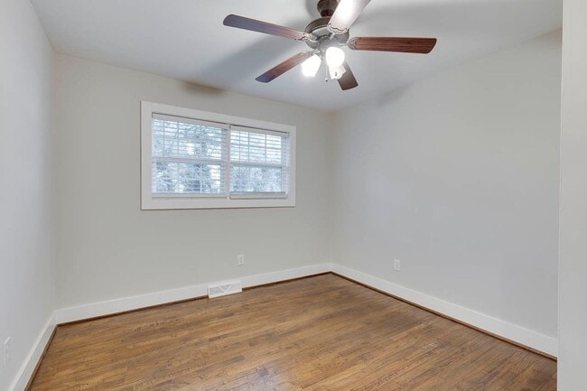 Building Photo - Cute & Private 3BR Home Ready for Move-In