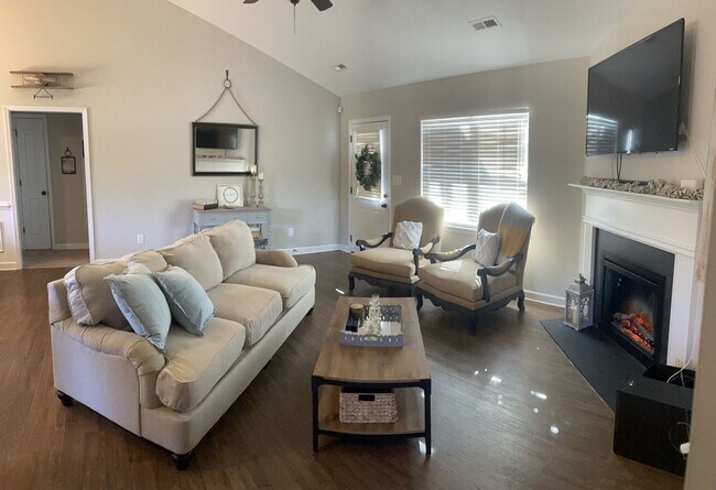 Building Photo - Furnished Rental Available Soon!