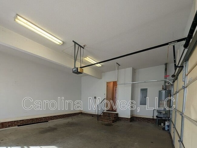 Building Photo - 33 Meadow Springs Ln