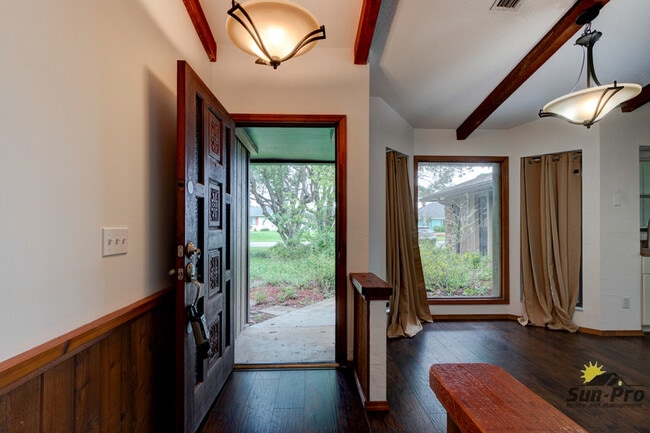 Building Photo - 2025 Willow Oak Dr