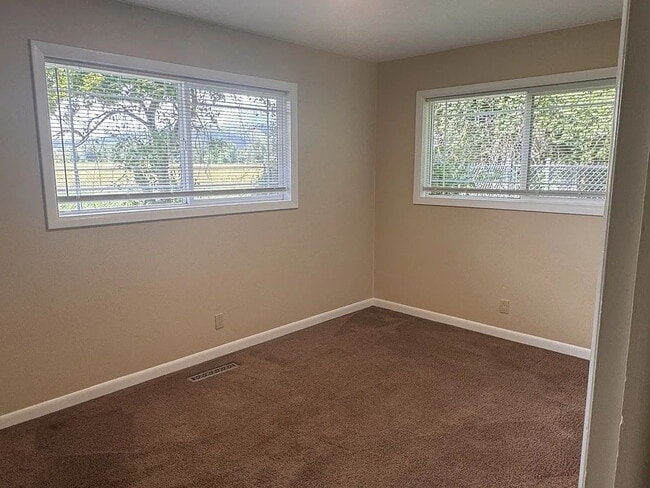Building Photo - "Charming 3-Bedroom Retreat with Cozy Fireplace in Winston - 1,839 Sq Ft of Comfort!"