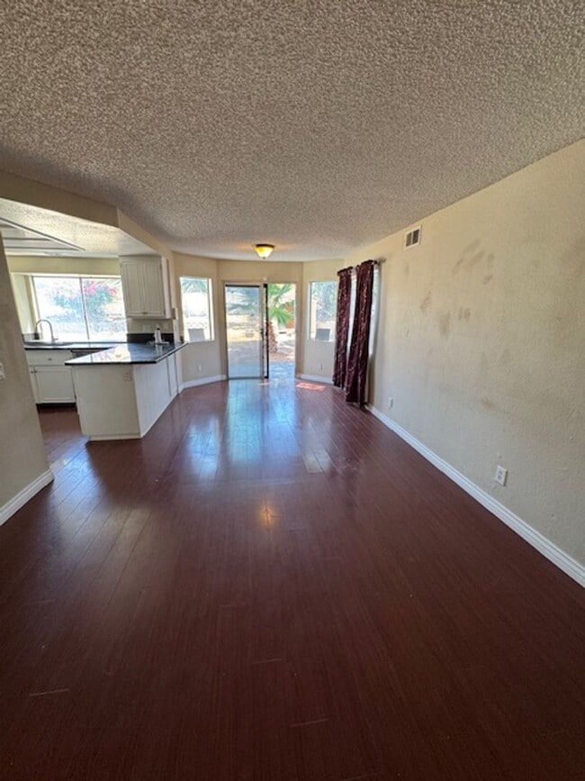 Building Photo - Home in the heart of Lake Elsinore