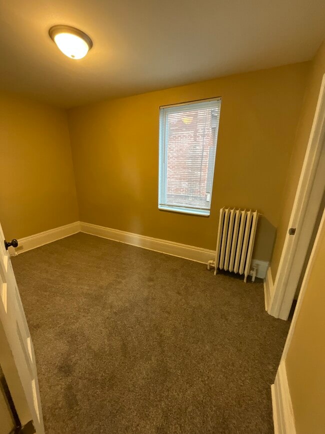 Building Photo - 1324 E 2nd St