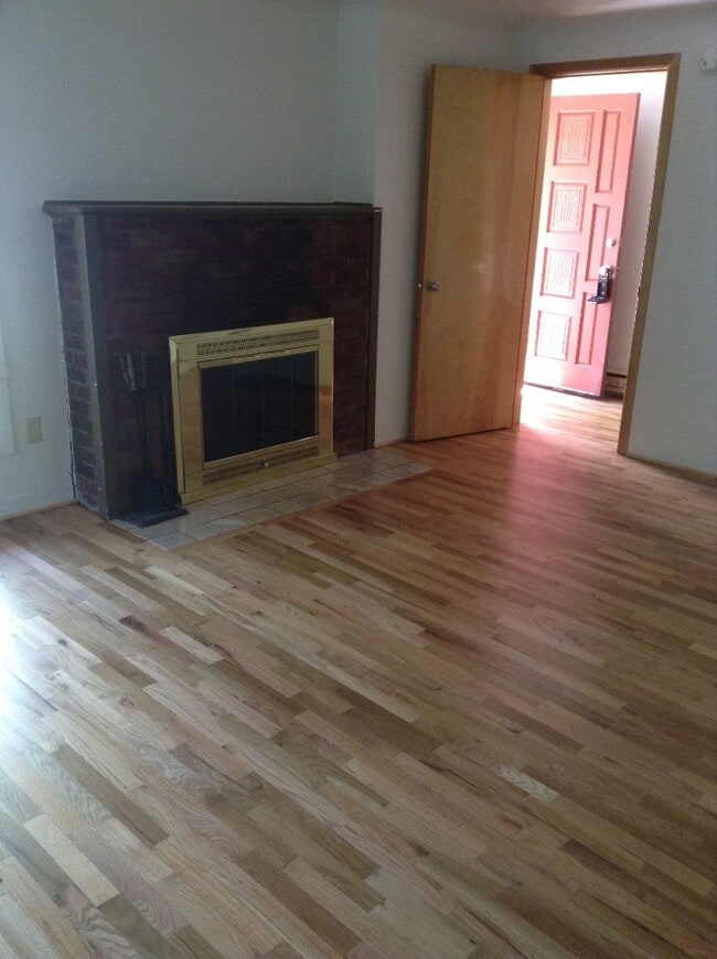 Building Photo - Beautiful 5 BR Campus Home w/Large Fenced Yard