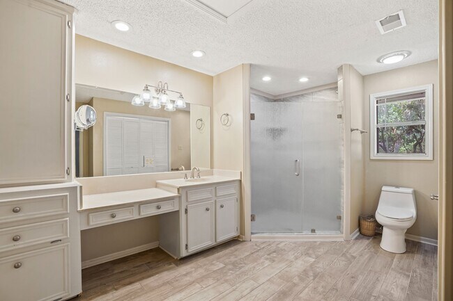 Building Photo - 9 Lakeview Manor