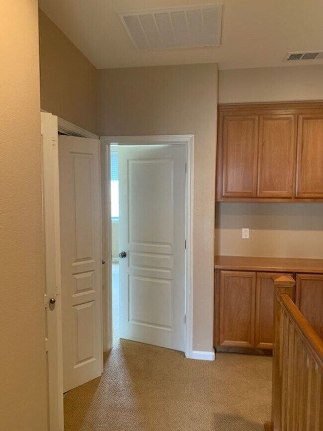 Building Photo - GORGEOUS MODERN 3BR 3BA TOWNHOUSE IN BEAUT...