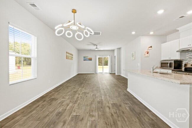 Building Photo - 142 Bottlebrush Dr