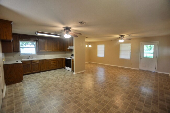 Building Photo - FOR LEASE! 3 BR - 2 BA - 1 Car Garage - Br...