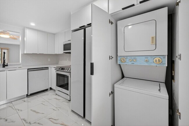 Building Photo - 14375 Strathmore Ln