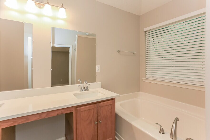 Building Photo - 6265 New Magnolia Pl
