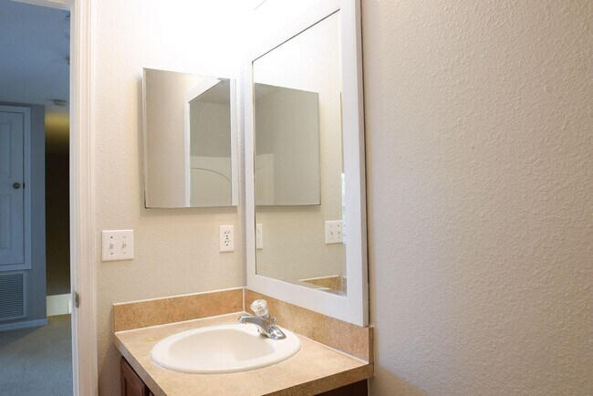 Building Photo - Comfortable 4/2.5 Home at Waterford Trails...