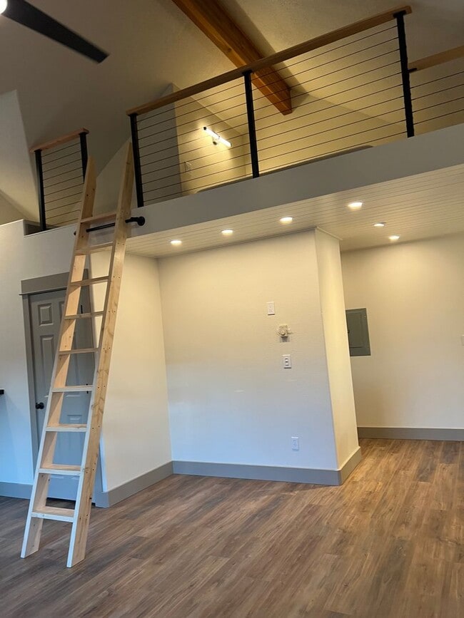 Building Photo - Studio on Awbrey Butte with Great Views