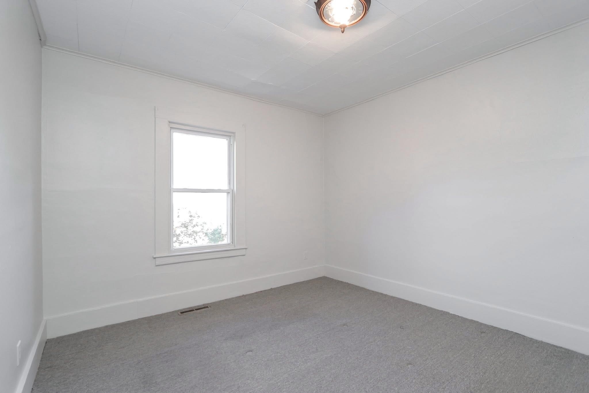 Building Photo - 32 Parker St