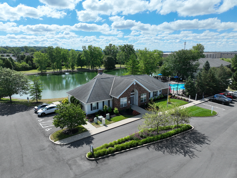 Primary Photo - Lakefront at West Chester