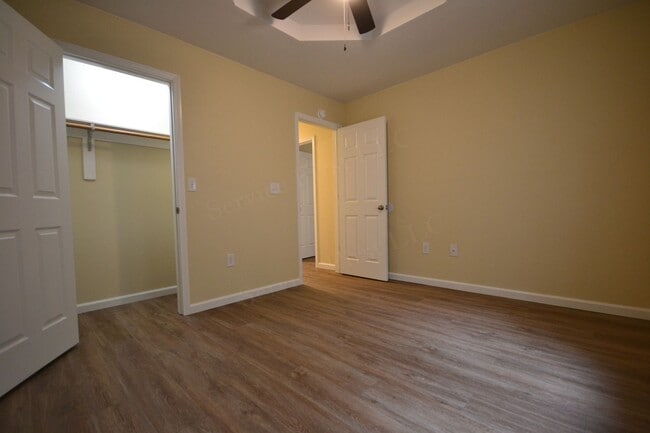 Building Photo - 3 Bed 1 Bath House with a 1 Car Garage For...