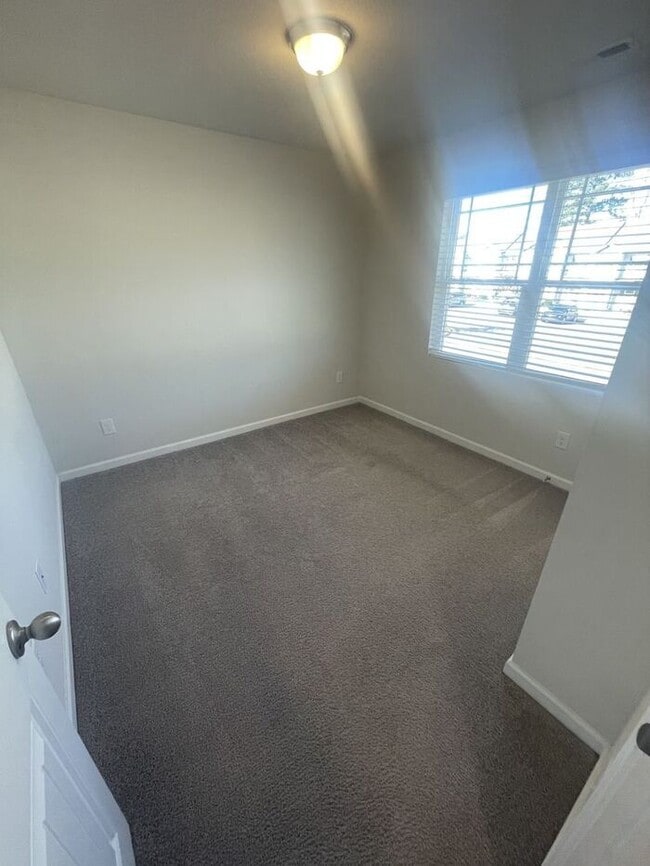 Building Photo - 3 Bedroom 2.5 Bathroom Townhome!