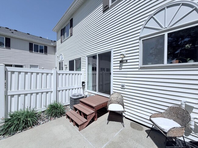 Building Photo - Modern 2-Bedroom Townhome in Apple Valley with Private Patio!!