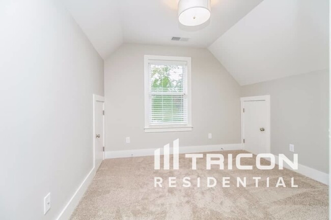 Building Photo - 1240 Hillwood Private Cove