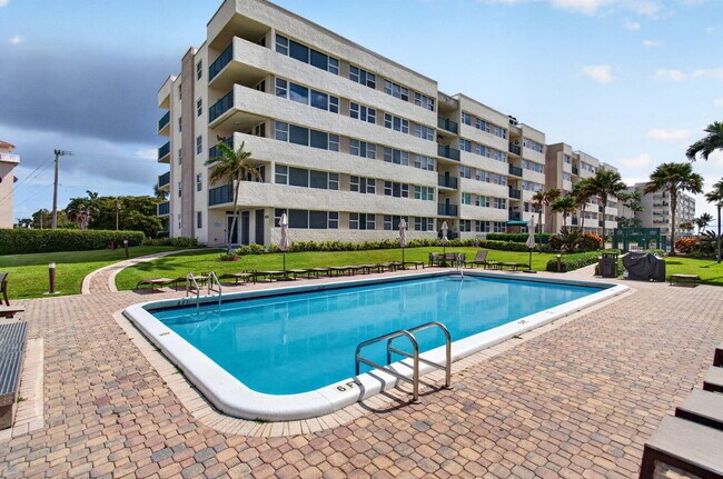 Building Photo - 1236 Hillsboro Mile