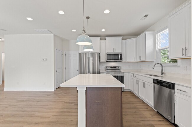 Building Photo - 404 Avery Glenn Way