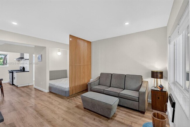 Building Photo - 428 Collins Ave