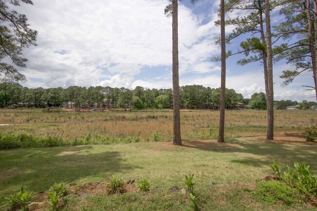 Building Photo - Woodlake Home