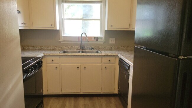 Building Photo - 1 month free Section 8 accepted Spacious 2-Bed, 2-Bath Sanctuary in Huntsville – Your Ideal Retre...
