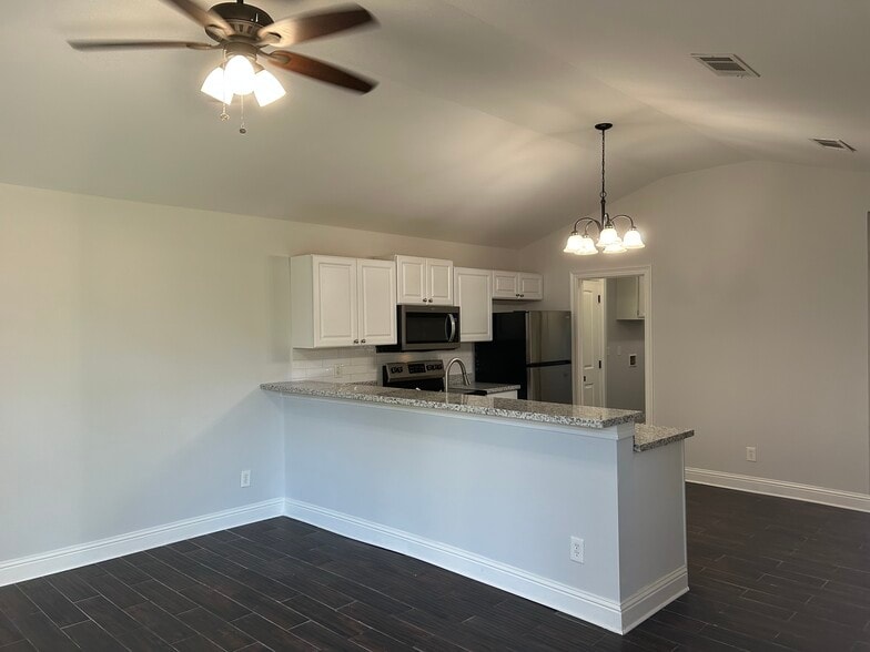 Building Photo - 193 Chevrolet St