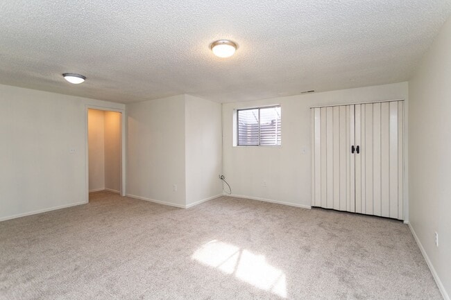 Building Photo - Beautifully Maintained Townhome with Fantastic Amenities