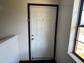 Building Photo - 1-bed, 1-bath apartment with washer and dryer provided