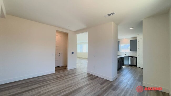 Building Photo - Lovely Home Near Frontier Highschool!