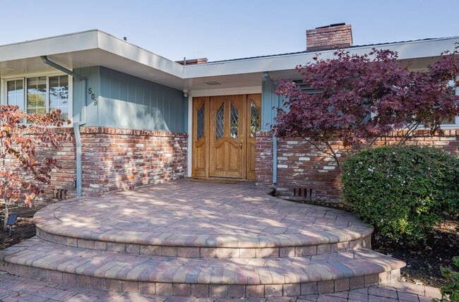 Building Photo - 509 Manor Dr