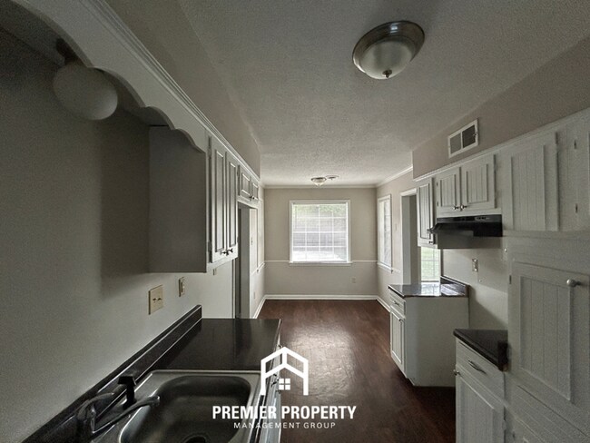 Building Photo - Spacious 4BR/2BA Southaven Home | Hardwood Floors, Fireplace & Fenced Yard with Shed