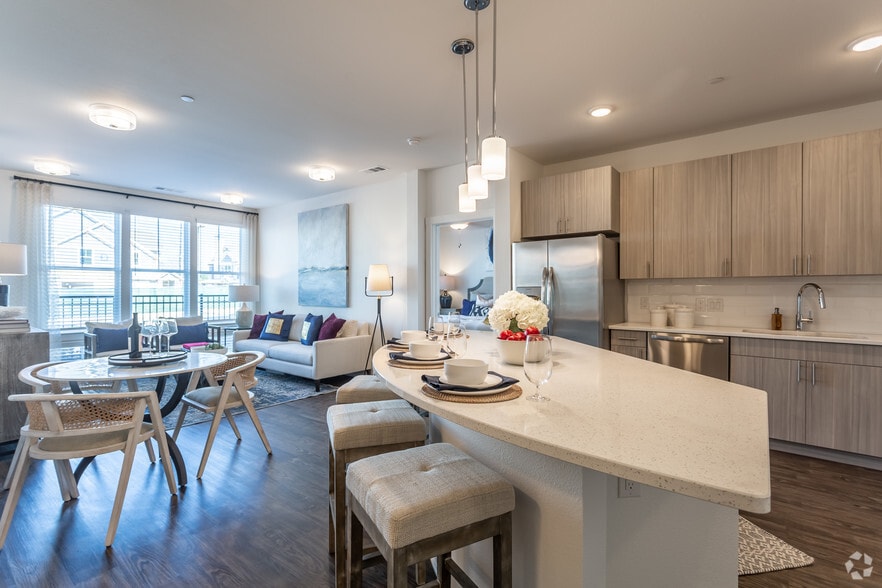 Kitchen - Lakeside Row Apartments