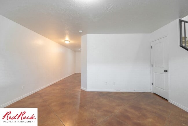 Building Photo - End Unit, DOG-FRIENDLY 3 Bedroom Townhome ...