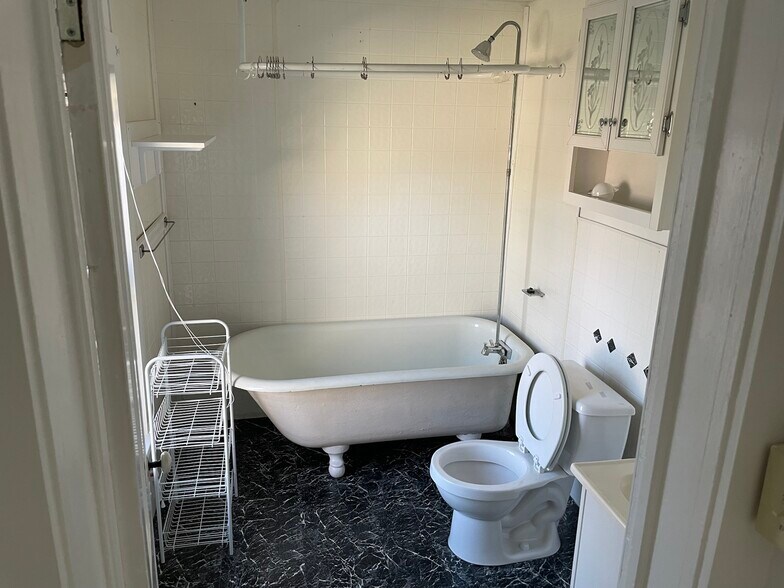 Charming vintage claw bathtub - 450 3rd Ave