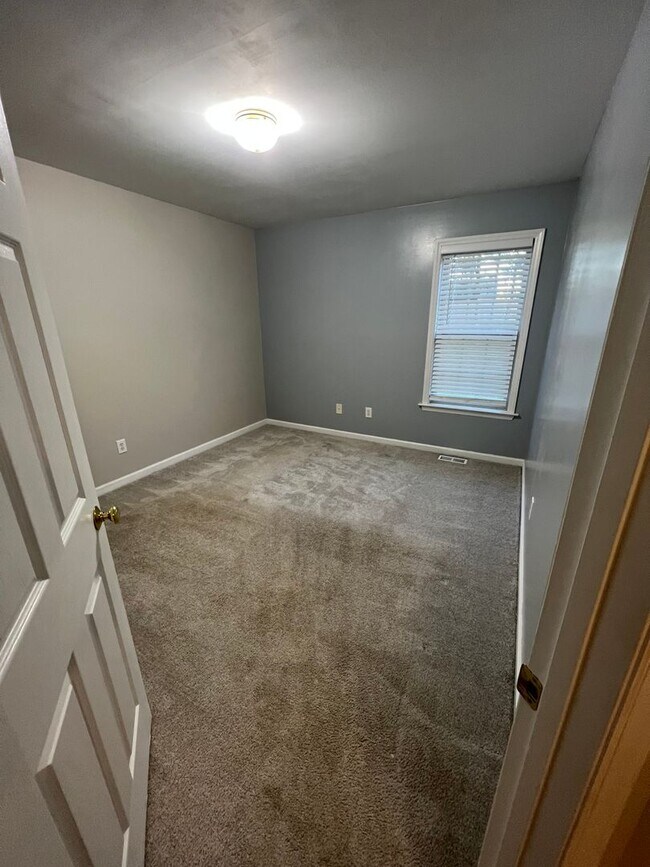 Building Photo - Beautiful 3 bed Ranch on Half an Acre with...