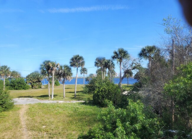 Building Photo - Near the River---1 BR apartment