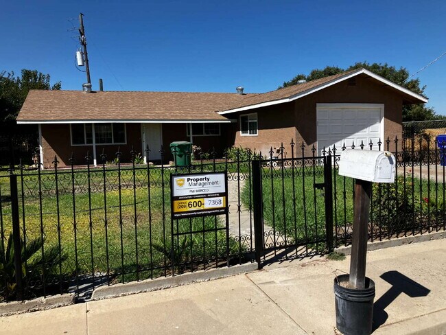 Building Photo - Water, sewer, garbage and landscaping is included. Clean 3-bedroom 2 bath