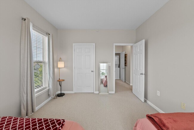 Building Photo - Luxurious Condo Living in Gated Stonegate ...