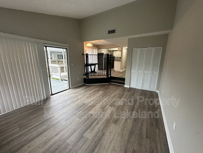 Building Photo - 1108 Country Club Ln